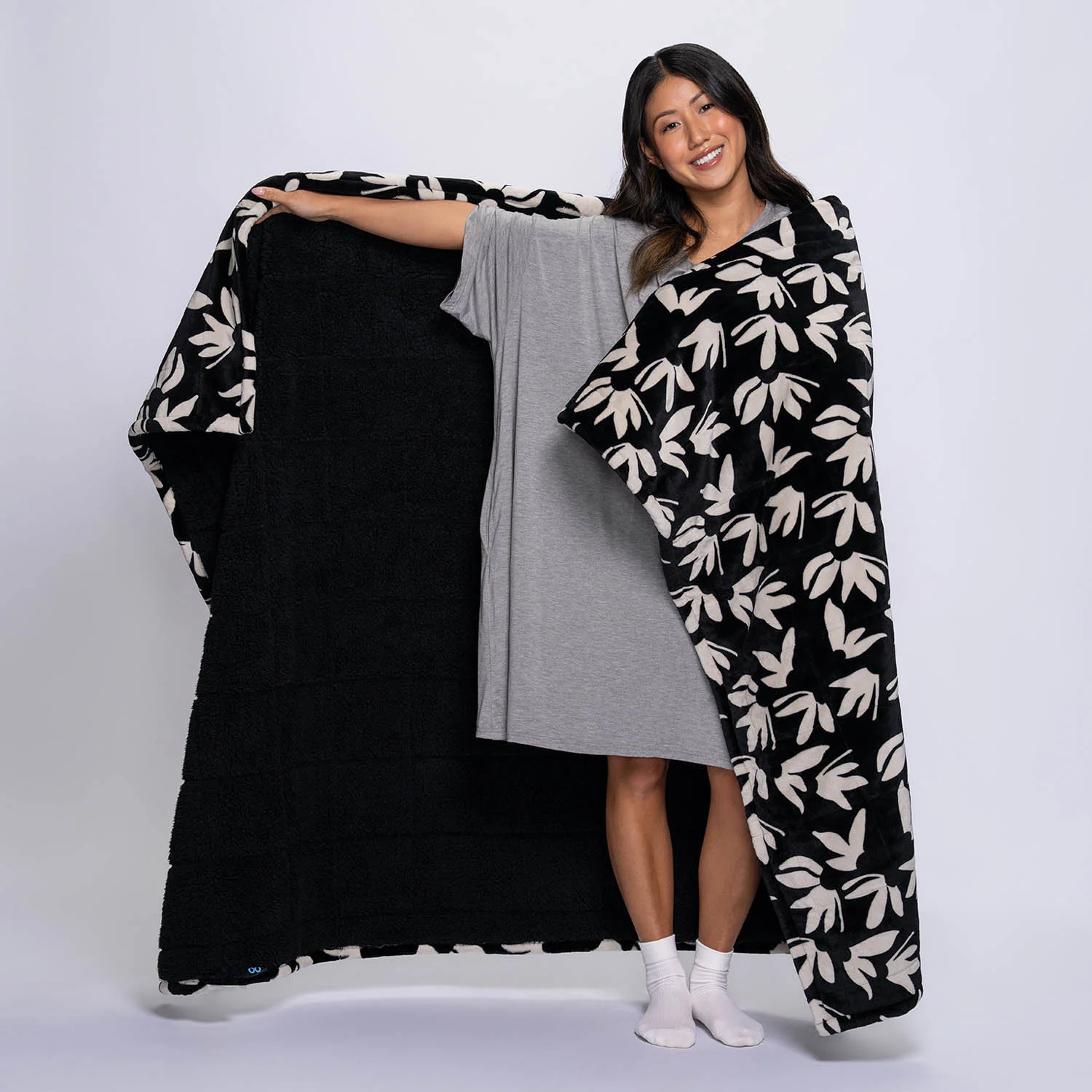 1518-black-floral-1.webp Black Floral